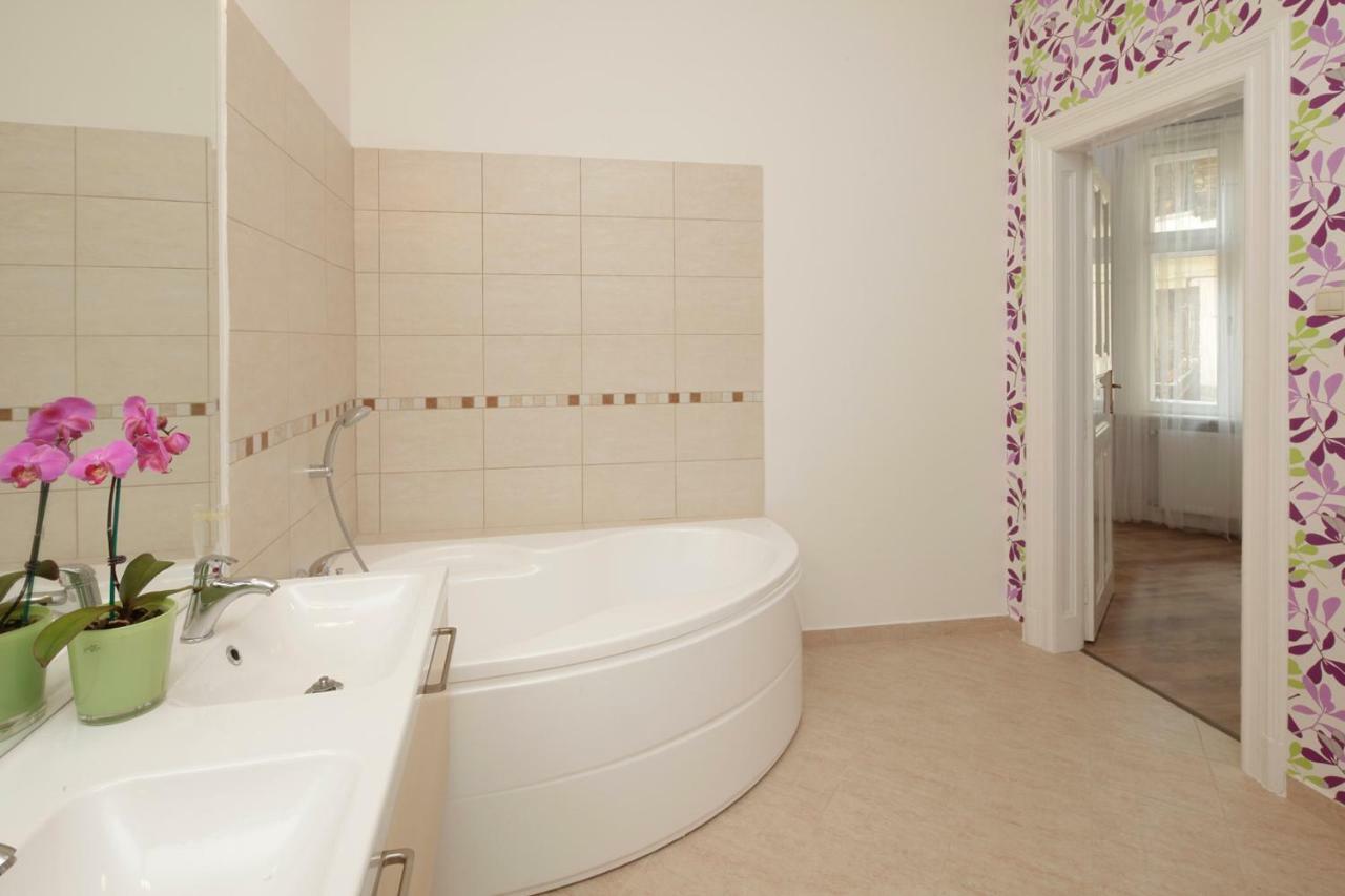 Urban Haven - 3 Beds, 3 Baths, Free Parking, Near Central Market بودابست المظهر الخارجي الصورة