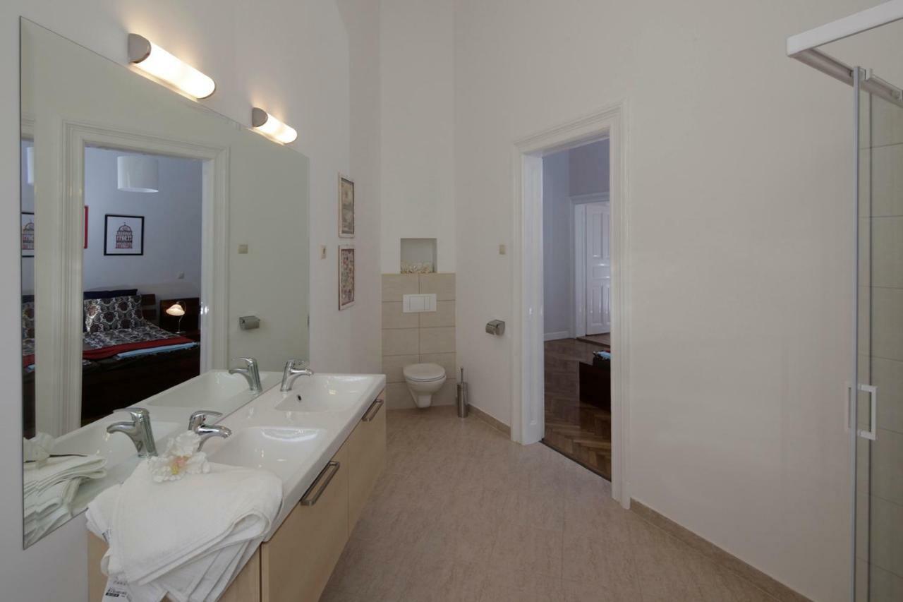 Urban Haven - 3 Beds, 3 Baths, Free Parking, Near Central Market بودابست المظهر الخارجي الصورة